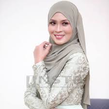 Single ini berjaya mendapat muat turun lagu melayu terbanyak di carta itunes pada hari pertama pelancarannya di laman tersebut. Siti Nordiana Hatiku Milikmu Lyrics Genius Lyrics