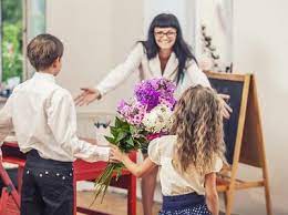 Kamu pasti tahu dari apa yang beliau pakai sewaktu mengajar, jenis kain. 15 Inspirasi Kado Menarik Untuk Guru