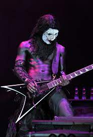 Une tournée européenne est organisée pour l'année 2009, et une mondiale pour l'année 2010. Wes Borland Wikipedia