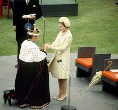 Crowning Glory The Hats Of Queen Elizabeth Queen Elizabeth Royal Fashion Queen Elizabeth Ii