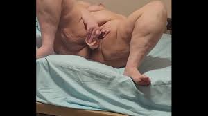 CoolMarina. Cerda vieja con su cipote llena de gustirrinín llega a hacerse  pis como una vaca - XNXX.COM