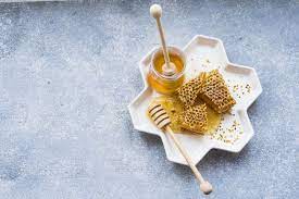 Skachivayte Soti S Medovim Bankom V Belom Lotke Na Teksturirovannom Fone Besplatno Honeycomb Honey Jar Honey