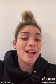 Subreddit of dixie damelio, the 19 year old tiktok star and sister of charli damelio. Charli D Amelio Sobs As She Addresses Death Threats Over Rude Food Video Daily Mail Online