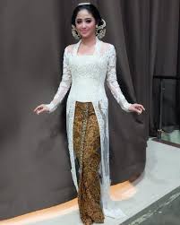 Kebaya akad nikah terpopuler model kebaya modern baju akad nikah terbaru, we hope you can find what you need here we always effort to show a picture with hd resolution or at least with perfect images kebaya akad nikah terpopuler can be beneficial inspiration for those who seek an image. 30 Model Kebaya Putih Akad Nikah Pengantin Modern Hijab
