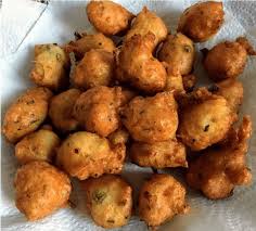 Les Accras De Morue Ou Akras Sont De Petits Beignets Frits A La Morue Aux Herbes Aux Epices Releves Au Piment D Accras De Morue Morue Recette Recette Facile