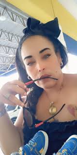 Soy de la persona que a los peores momentos siempre le doy mi mejor cara le  doy gracias a Dios y sigo todos sucede por algo sigo hacia delante por mi  hijas