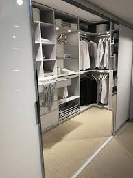 Begehbarer Kleiderschrank Begehbarer Kleiderschrank Ein Mix Aus Weiss Und Grau Von Cab Begehbarer Kleiderschrank Kleiderschrank Fur Dachschrage Kleiderschrank