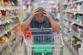 Hombre Trastornado Supermercado Con Carro Compras Vacío Crisis Aumento Los — Foto de stock © svershinsky #346871214