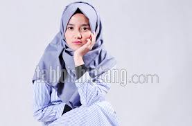 Nikah muda sontak menjadi pembicaraan khalayak ketika alvin dan larissa menggelar sebuah pernikahan. Dibully Karena Pajang Foto Dengan Guz Azmi Putri Ustadz Yusuf Mansur Santai Tabloidbintang Com