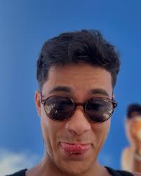 março, 2025. 1. que dia, meus amigos! 2. o novo vendedor do mercado  flutuante 3. to lavando a mão até hoje 4. feliz pq consegui um desconto de  2 reais, falando que