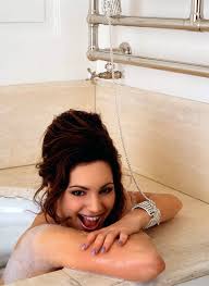 kelly-brook-nude-bath-01 | Your Daily Girl