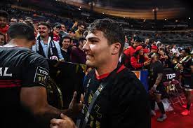 Le stade toulousain brandit fièrement le trophée de la champions cup et le bouclier de brennus remportée hier soir. R9t9qwqllnzlzm