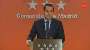 Este toque de queda implantado por el gobierno central tiene como horario de referencia para todo el país desde las 23 horas hasta las 06 horas, pero cada comunidad puede elegir adelantarlo o retrasarlo una hora. Madrid Planea Retrasar El Toque De Queda Y El Horario De Cierre De La Hosteleria En Los Proximos Dias Radio Madrid Cadena Ser