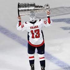 Jakub vrána prochází kolem fanoušků v praze se stanley cupem. 2017 18 Rink Wrap Jakub Vrana Japers Rink
