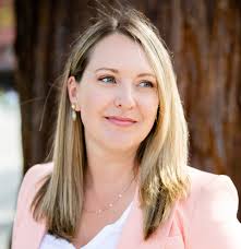 Lisa Stratton's Instagram, Twitter & Facebook