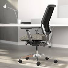 La Silla De Trabajo Focus De Upper Panama Y El Taburete De Trabajo Brindan Un Mayor Confort Con Un Soporte De Espalda En Forma De Y Chair Furniture Office Set