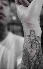 Il corteggiatore di uomini e donne sarà per il suo aspetto fisico, il corpo e il volto ricco di tatuaggi che tanto contrasta con una personalità timida e semplice, che. Anche Fedez Dedica Un Tatuaggio Al Suo Leone Versione Cupido