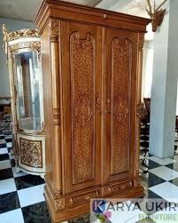 Jika jumlah pakaian anda banyak, sebaiknya pilih yang yang 3 pintu, karena untuk mengambil pakaian yang anda inginkan, anda tidak perlu membuka ketiga pintunya. Jual Lemari Pakaian Jati Murah Di Magetan Archives Karya Ukir Furniture Jepara