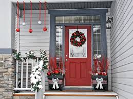 Estos son decorados en tonos plateados y rosas, con el uso de flores artificiales y esferas. Porche Puerta De Entrada Ideas De Decoracion Navidena