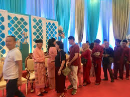 Mohon maaf lahir dan bathin. Pelbagai Lapisan Masyarakat Kunjungi Rumah Terbuka Hari Raya Tun Taib Utusan Borneo Online
