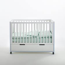 lit bebe avec tiroir et roulettes lisalou lit bebe deco chambre bebe lit