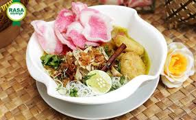 Disajikan dengan irisan daging yang gurih dan renyah yang dipadukan dengan perkedel kentang yang lembut. Soto Ayam Padang Rasasayange Co Id