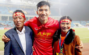 Trước tin đồn hẹn hò, cả hai giữ im lặng. Viá»‡t Nam Uae Bá»' Ä'oan VÄƒn Háº­u Nháº¯n Gi Vá»›i Con Trai TrÆ°á»›c Giá» Bong LÄƒn Tin Tá»©c
