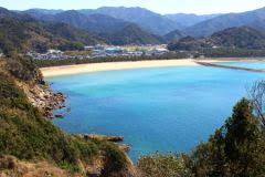 熊本県天草市の白鶴浜海水浴場は隠れた九州の絶景海水浴場です 日本の海水浴場100選にも選ばれているほど綺麗な海水浴場ですよ 砂浜で遊ぶのもいいですが夕日もとても綺麗なのでカップルで遊びに行ってもいいかも 波が穏やかだからサーフィンやジェットスキーを楽しむのに