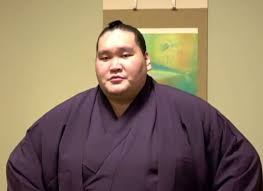 照ノ富士の結婚相手、現在の奥さんの名前は ツェグメド・ドルジハンドさん。 年齢は照ノ富士さんより 3歳年下の26歳 です。 お兄さんとお姉さんがおり、 お二人とも日本の企業に就職されているそうです。 ç…§ãƒŽå¯Œå£« ãƒãƒ£ãƒ³ã‚¹ã¤ã‹ã‚€ ç¶±ã¨ã‚Šã¨3é€£è¦‡ã«æŒ'æˆ¦ å…±åŒé€šä¿¡