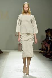 Slechts 5 acteurs en een klein dorp waar slechts enkele scènes draaibaar waren om deze film perfect te laten zijn. Max Mara PrimÄvara Vara 2021 Este MinimÄ Èi SobrÄ