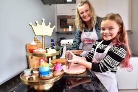 Natuurlijk presenteert andré van duin weer het programma, meester patissier robèrt van beckhoven en culinair publicist janny van der heijden beoordelen de kandidaten. Saar 9 Vond Aandacht Van De Camera S Van Hhb Voor Mislukte Donut Irritant Ik Baalde Al Genoeg Koken Eten Ad Nl