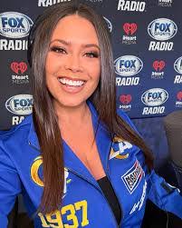 Sara Hodges's Instagram, Twitter & Facebook