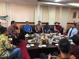 Penandatanganan ini dilakukan oleh executive vice president divisi business service telkom, syaifudin dan direktur utama mbn, wiyoto yang disaksikan langsung oleh wakil menteri desa, pembangunan daerah tertinggal dan transmigrasi ri budi arie setiadi, komisaris telkom rizal mallarangeng dan chandra arie setiawan serta direktur enterprise. Unm Gandeng Pt Telkom Menuju Digitalisasi Kampus Dan Enterpreunership Rakyat Sulsel
