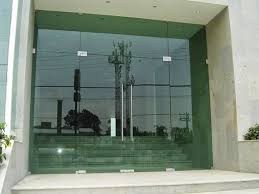 Cermin dua arah adalah cermin yang bersifat reflektif pada satu sisi dan bersifat transparan pada sisi lainnya. Pintu Masuk Dengan Kaca 70 Gambar Pilihan Luaran Untuk Rumah Negara Model Aluminium Dan Plastik Dengan Sisipan Kaca