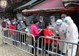 紅磡長樂大廈亦發現 1 宗初步確診個案。而旺角海富苑海裕閣再「食白果」，沒有發現確診個案。 鰂魚涌的惠利大廈約 860 名居民接受檢測，當中至少有 3 宗初步確診個案，另外 7 名密切接觸者將會被送往檢疫中心跟進。 Hlafhbw2yw5n6m