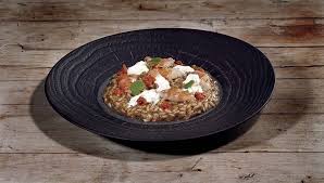 Lavate e tagliate a cubetti il pomodoro e mettetelo in padella insieme alle melanzane, se serve dopo 5 minuti mettete un po' di acqua. Risotto Mantecato Con Crema Di Melanzane Leggermente Affumicata Battuto Di Gamberi Stracciatella Di Burrata E Pesto Rosso Alla Siciliana La Madia Travelfood