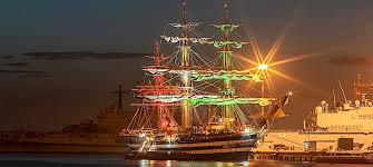 In essa è racchiusa l'eccellenza del made in nave vespucci, quando l'attuale situazione avrà termine e il paese si risolleverà, sarà la prima avanguardia della rinascita per contribuire a rilanciare l'immagine nazionale portando nel. Siracusa L Amerigo Vespucci Nave Scuola Della Marina Militare Martedi Approda A Siracusa Liberta Sicilia