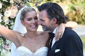 Das schlichte brautkleid ist in der langen version ideal für große bräute. Sylvie Meis Foto Von Zweitem Hochzeitskleid Auf Instagram Gala De