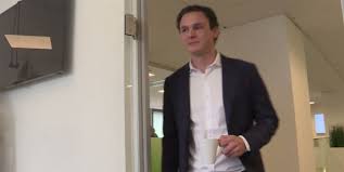 Han säger att han var på semester när han fick beskedet om att. Haktade Allra Direktorens Okanda Liv Stoppa Pressarna Kandisar Kandisnytt Hant Extra Se Hor Noje