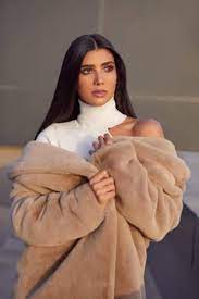 كانت بداياتها الفنية عام 2018 في مسلسل للحب فرصة أخيرة، ثم شاركت في مسلسلي ولد الغلابة عام 2019، والبرنس عام 2020. Ø±ÙŠÙ… Ø³Ø§Ù…ÙŠ Ø­Ø¶ÙˆØ± Ø¢Ø³Ø± ÙˆØ£Ù†Ø§Ù‚Ø© Ù„Ø§ Ù…Ø«ÙŠÙ„ Ù„Ù‡Ø§ Ellearabia