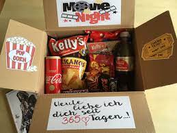365 Tage Jahrestagsgeschenk Boxgeschenk Movie Night Box Als Geschenk Fur Meinen Freund Zum 1 Ja Jahrestagsgeschenke Box Geschenk Diy Geschenke Bester Freund