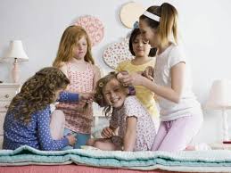 Ubernachtungsparty Ideen Madchen Frisieren Kosmetik Spass Spiele Pyjama Party Ideen Sleepover Ideen Madchen Spiele Fur Madchen