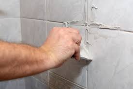 Remplacer les vieux joints de la salle de bains par du mastic sanitaire neuf, rien de plus simple ! Refaire Un Joint De Carrelage Abime Ou Encrasse