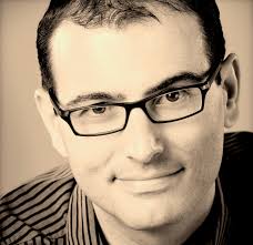 Entrevista con escritores e ilustradores húngaros, catalanes, españoles y  latinoamericanos: Roberto ALIAGA (escritor español)