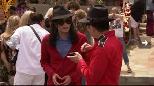 Este o mare pierdere pentru toti cei care au pretuit muzica adevarata si care au trait la amxim acei ani. 10 Ani De La Moartea Lui Michael Jackson Cum L Au Omagiat Fanii La Mausoleul Din California Er News