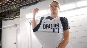 Customize your avatar with the mavs jersey and millions of other items. Heiskanen Warms Up In Mavs Jersey Nhl Com