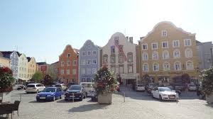 Der oberösterreichische seniorenbund ist die größte und schlagkräftigste interessensvertretung der älteren generation (über 79 000!) in unserem bundesland. Scharding Osterreich Schone Schmucke Barockstadt Picture Of Oberer Stadtplatz Silberzeile Scharding Tripadvisor