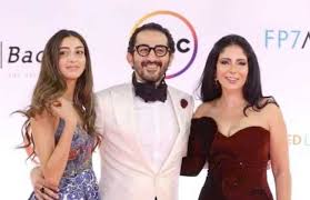 منى زكي وزوجها ومجموعة من الفنانين. Ø§Ù„Ø¸Ù‡ÙˆØ± Ø§Ù„Ø£ÙˆÙ„ Ù„Ù€ Ù„ÙŠ Ù„ÙŠ Ø§Ø¨Ù†Ø© Ù…Ù†ÙŠ Ø²ÙƒÙŠ ÙˆØ£Ø­Ù…Ø¯ Ø­Ù„Ù…ÙŠ ÙÙŠ Ù…Ù‡Ø±Ø¬Ø§Ù† Ø§Ù„Ù‚Ø§Ù‡Ø±Ø© Ø§Ù„Ø³ÙŠÙ†Ù…Ø§Ø¦ÙŠ Ø¨ÙˆØ§Ø¨Ø© Ø§Ù„Ø£Ù‡Ø±Ø§Ù…