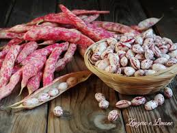 Dalla classica pasta e fagioli alle molte minestre e minestroni, i fagioli sono i protagonisti di moltissime preparazioni. Come Cuocere I Fagioli Borlotti Freschi Zenzero E Limone Fagioli Borlotti Idee Alimentari Ricette
