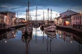 Porto canale b & b'nin yakınındaki popüler cazibe merkezleri arasında marineria müzesi, pantani uzay ve yaprak katedrali bulunmaktadır. Cesenatico Cosa Vedere Dove Mangiare E Cosa Fare La Sera